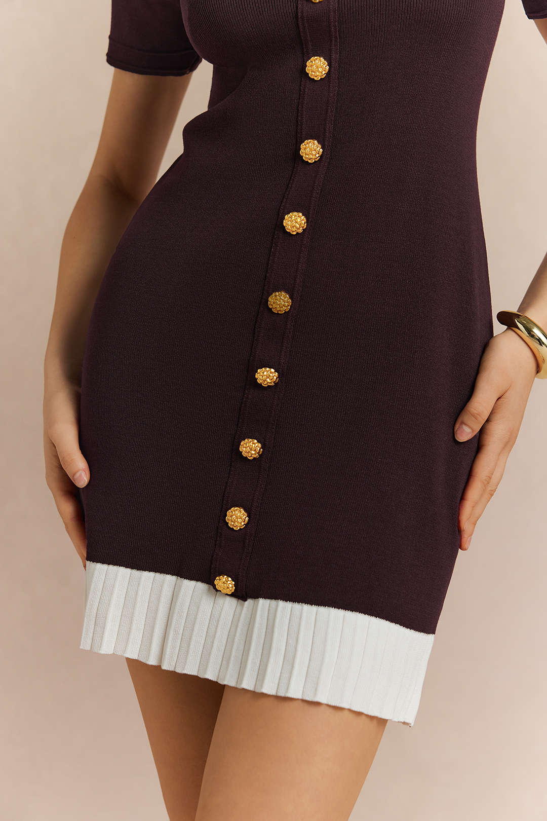 Metallic minijurk met ronde hals, knoopjes en korte mouwen