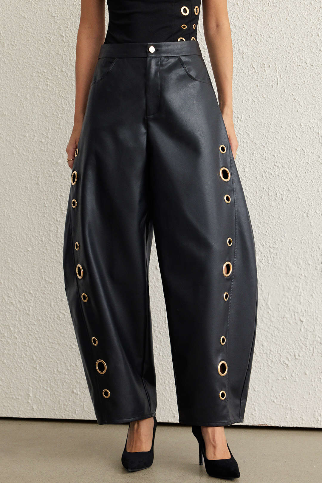 Leren-look metallic pantalon met rits en opengewerkt detail
