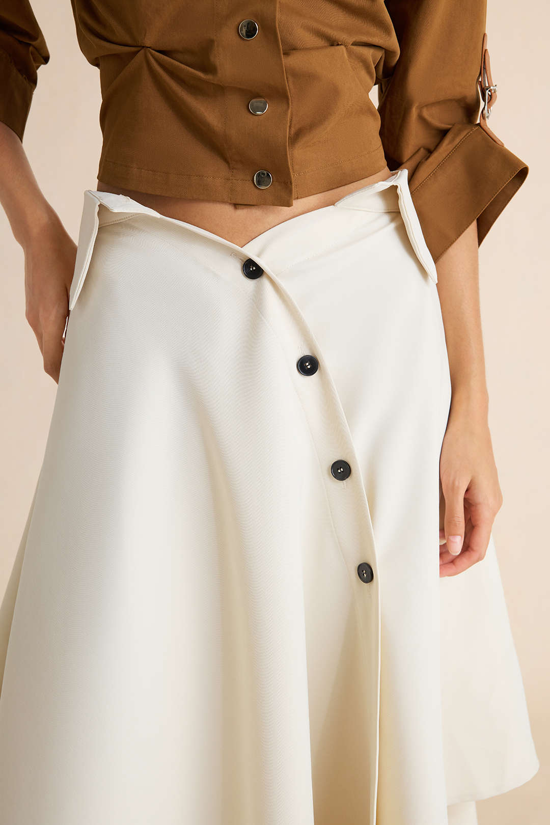 Asymmetrische rok met knoopjes, split en hoge taille
