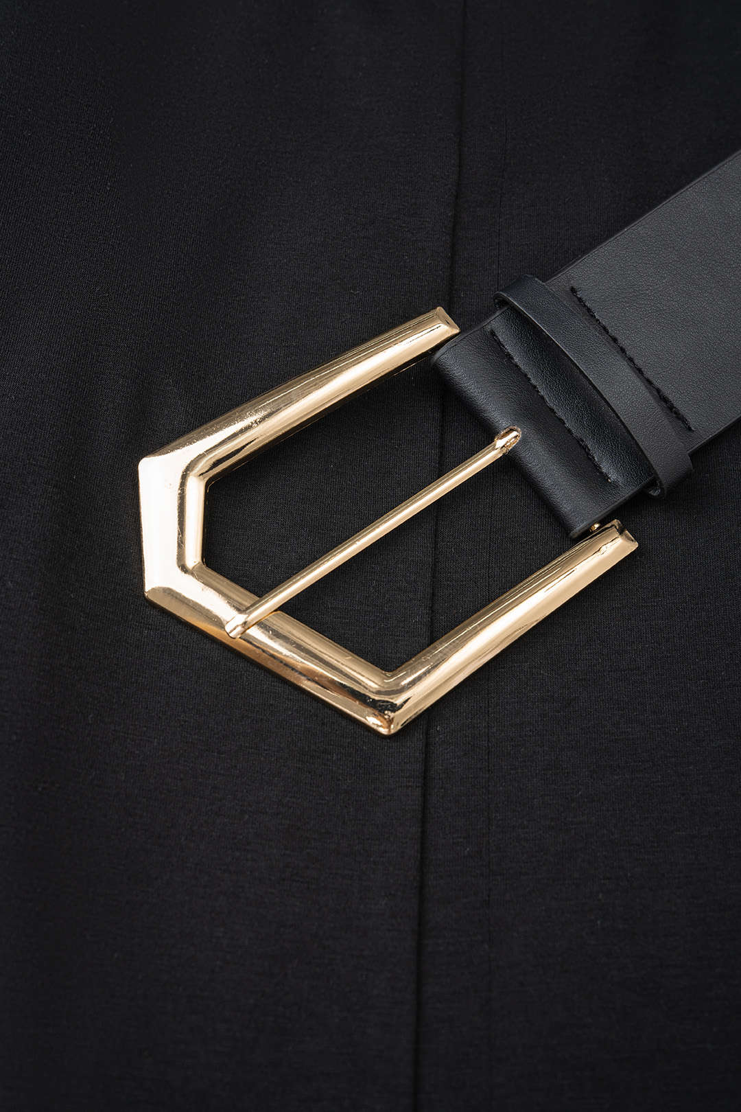 Mouwloze midijurk met halternek, riem en uitsnijding