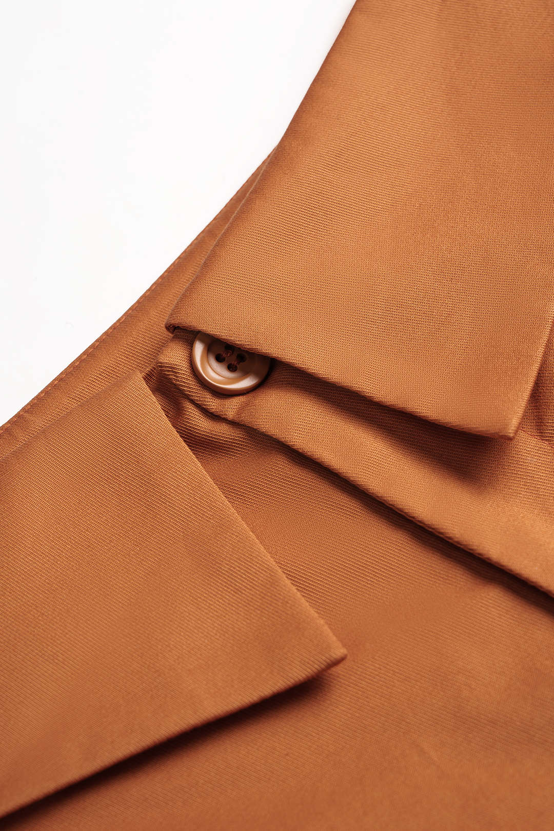 Effen broek met zakken, knoopjes en wijde pijpen