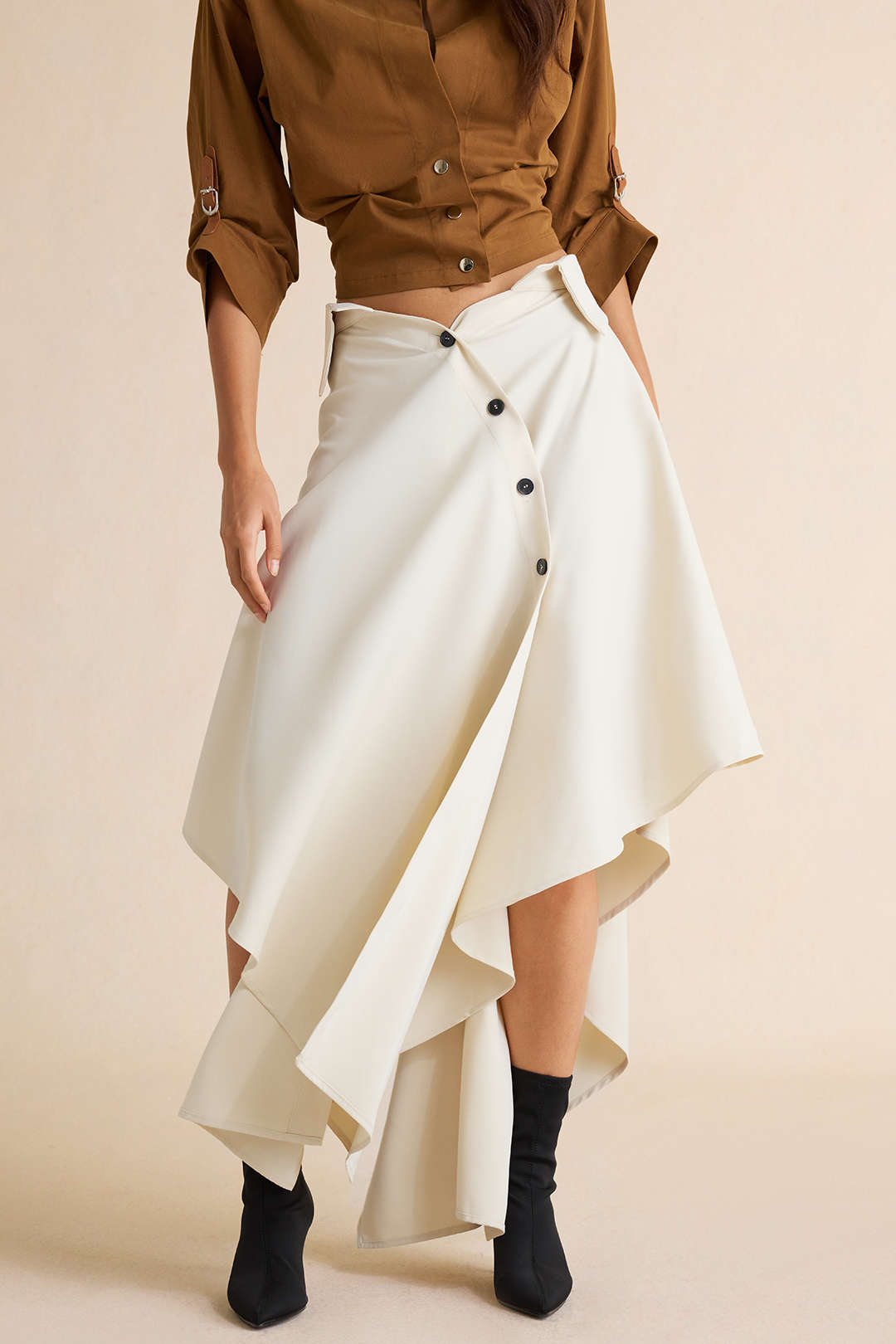 Asymmetrische rok met knoopjes, split en hoge taille