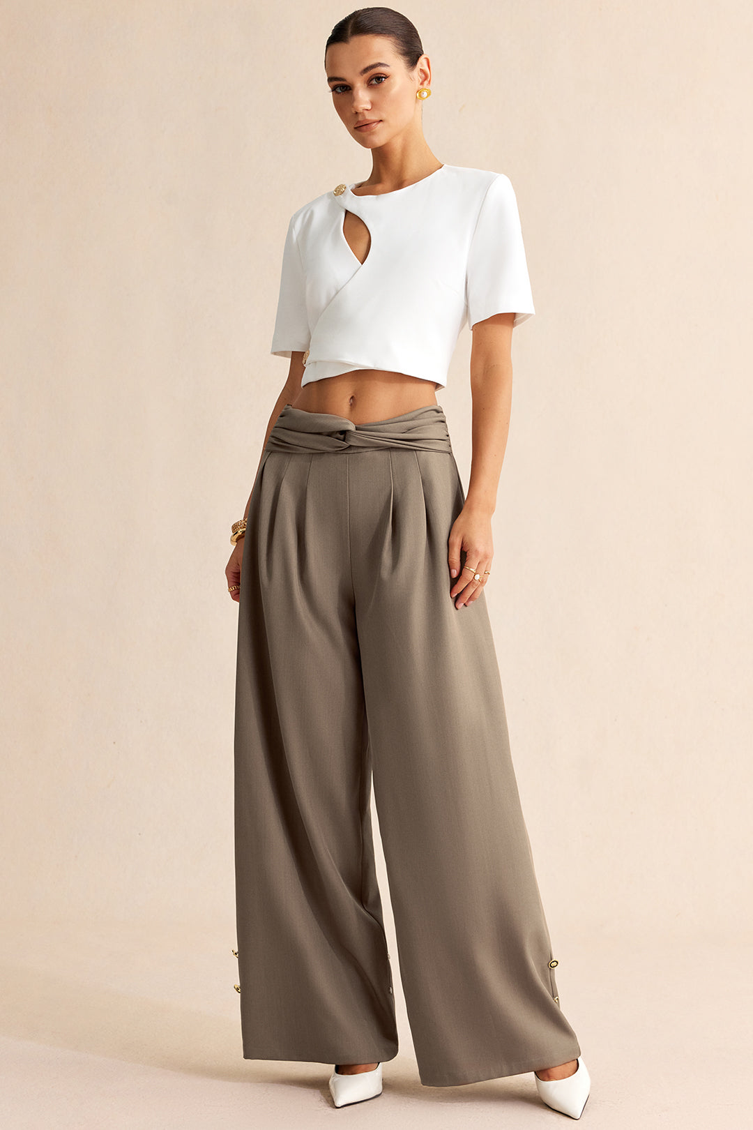 Broek met ruches, gedraaid detail en knoopdetail