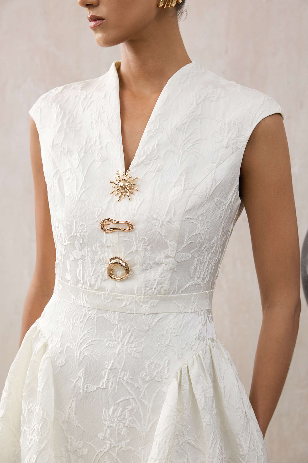 Jacquard metallic maxijurk met V-hals, knoopjes en ruches
