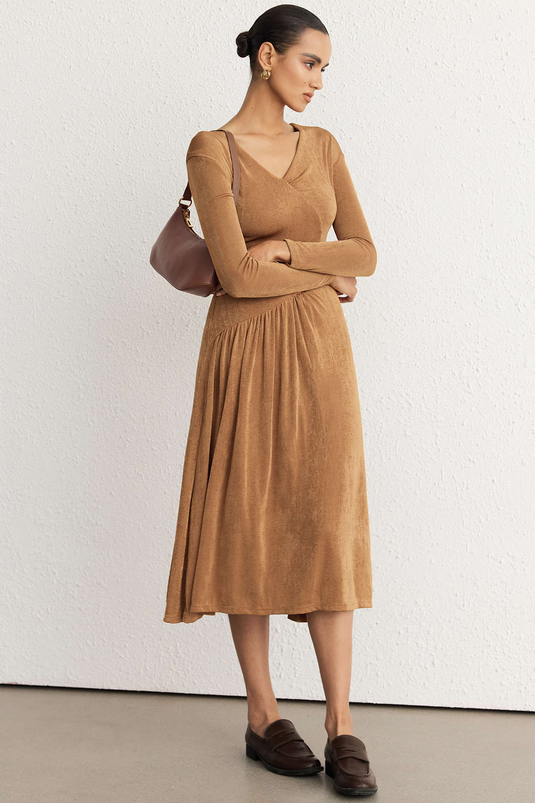 Asymmetrische midijurk met lange mouwen