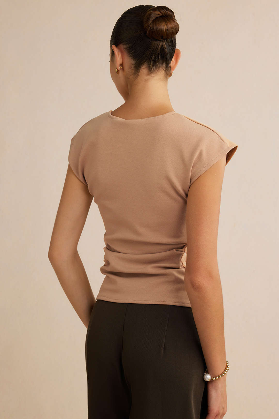 Asymmetrisch T-shirt met ronde hals, kralen en uitsnijding
