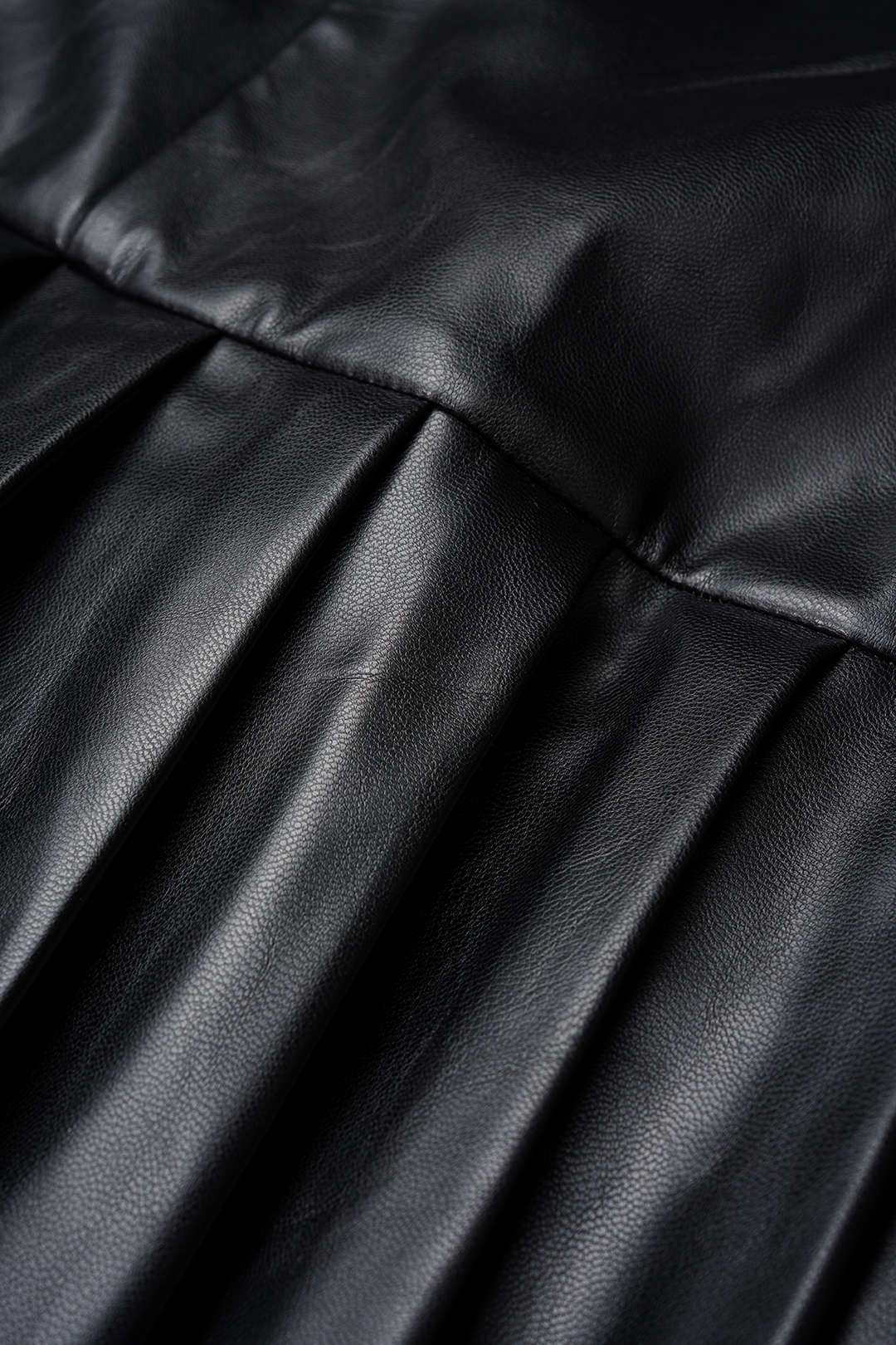 Leren-look metallic minijurk met kettingdetail