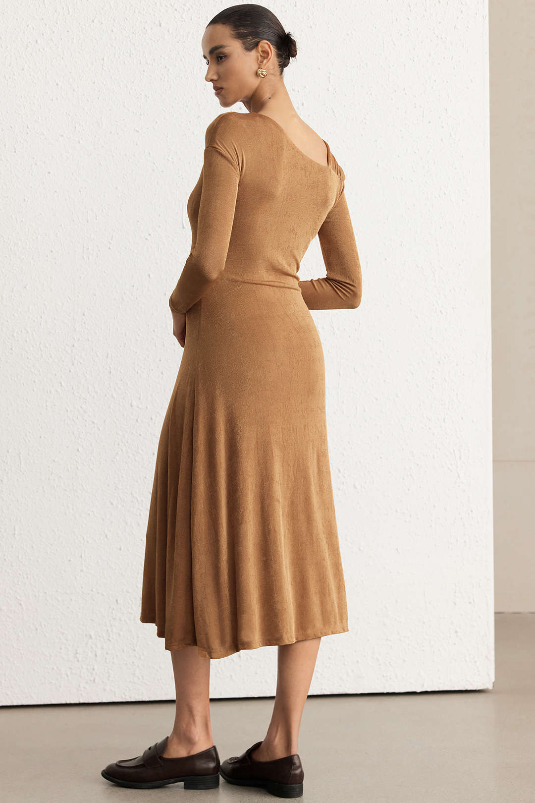 Asymmetrische midijurk met lange mouwen
