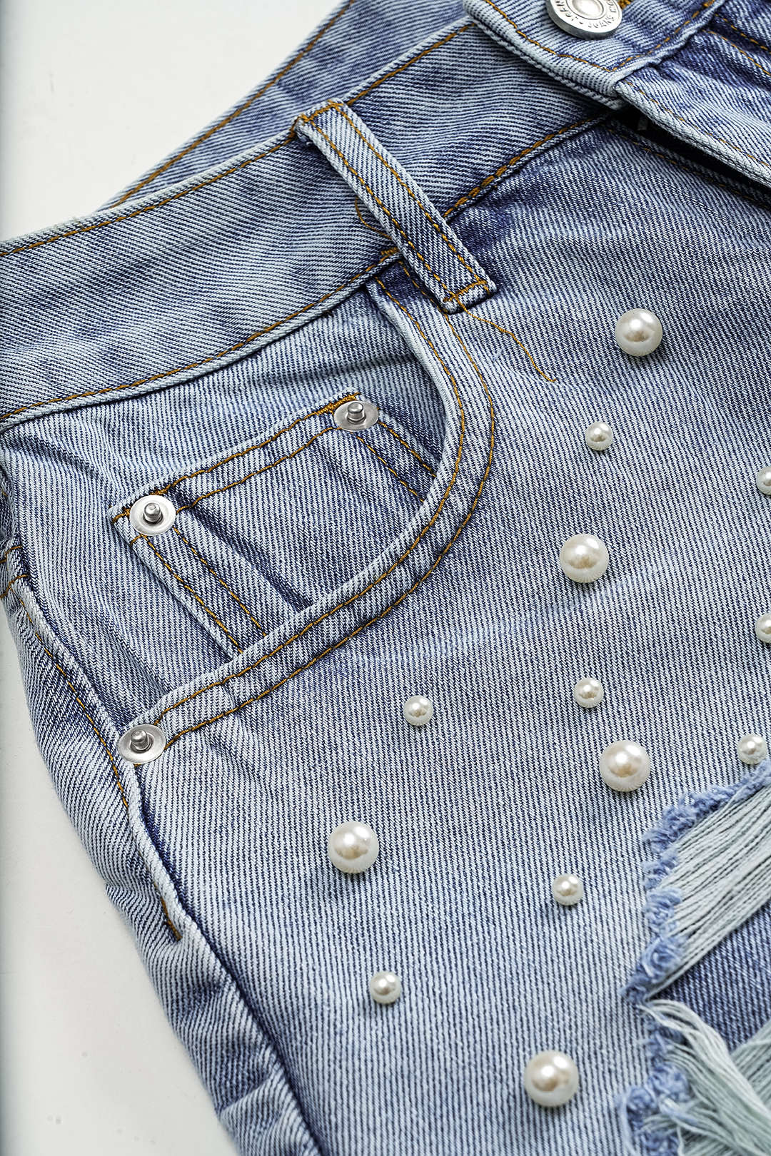 Lara - Denim short met hoge taille en kralen
