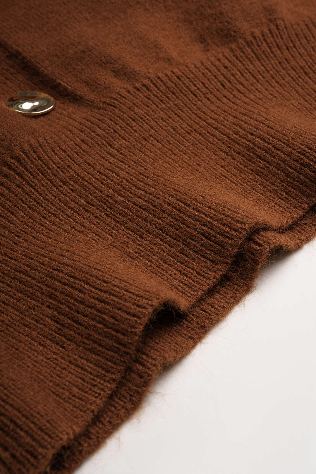 Gebreide metallic top met knoopjes en knoopdetail