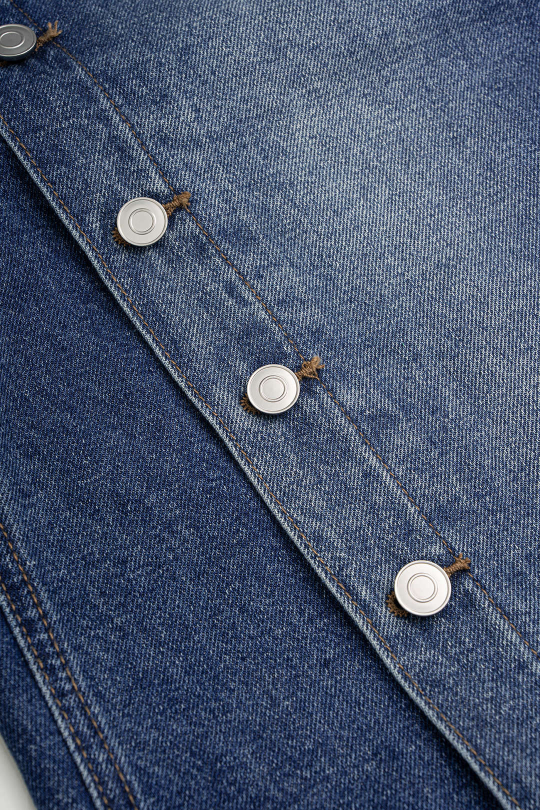 Xenia - Asymmetrische jeans met knoopjes