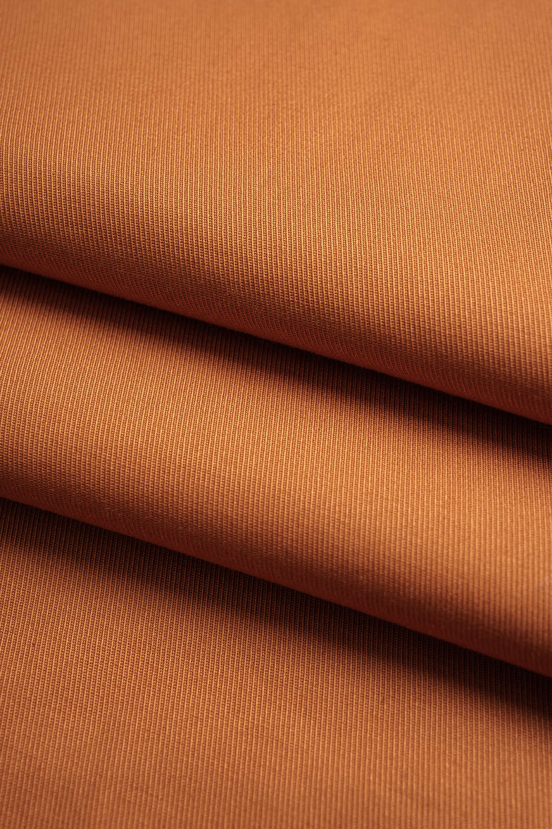 Effen broek met zakken, knoopjes en wijde pijpen