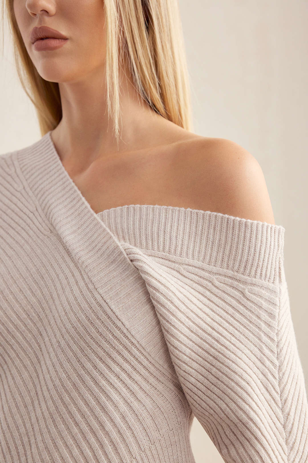 Gebreide asymmetrische top met één schouder en V-hals