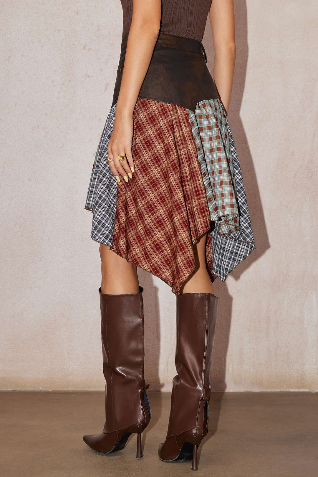 Geruite leren-look rok met asymmetrische zoom