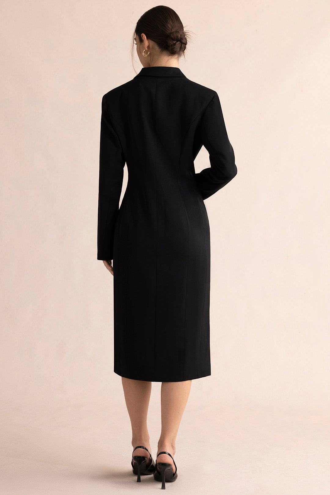 Asymmetrische midi-jurk met metalen details en lange mouwen