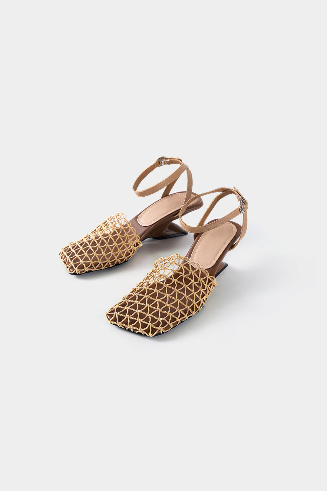 Sandalen van imitatieleer met opengewerkt patroon