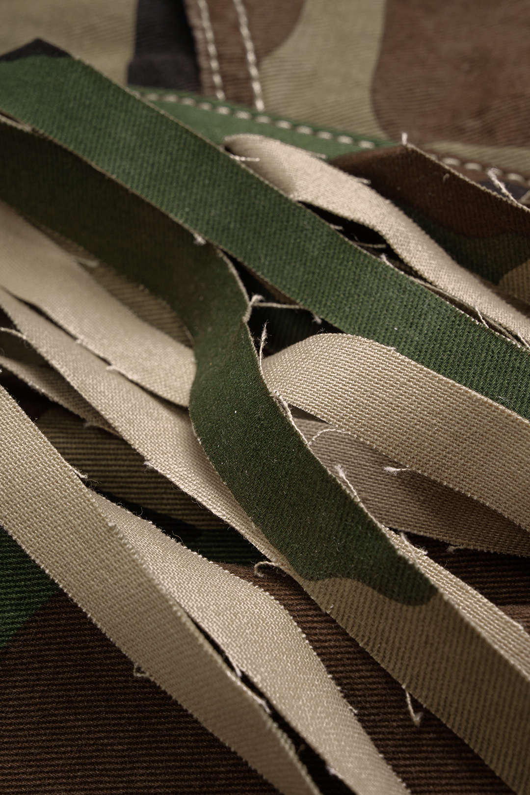 Camouflage patchwork minirok met rafelrand en franjes