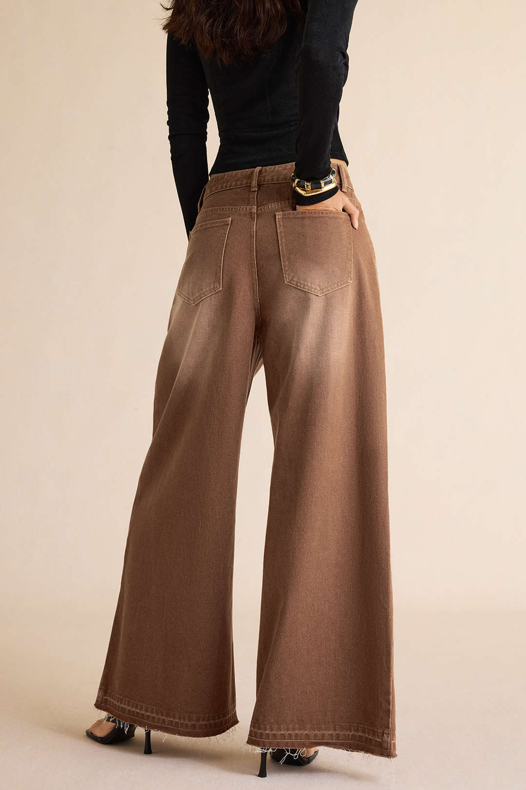 Metallic jeans met brandenburgsluiting en wijde pijpen