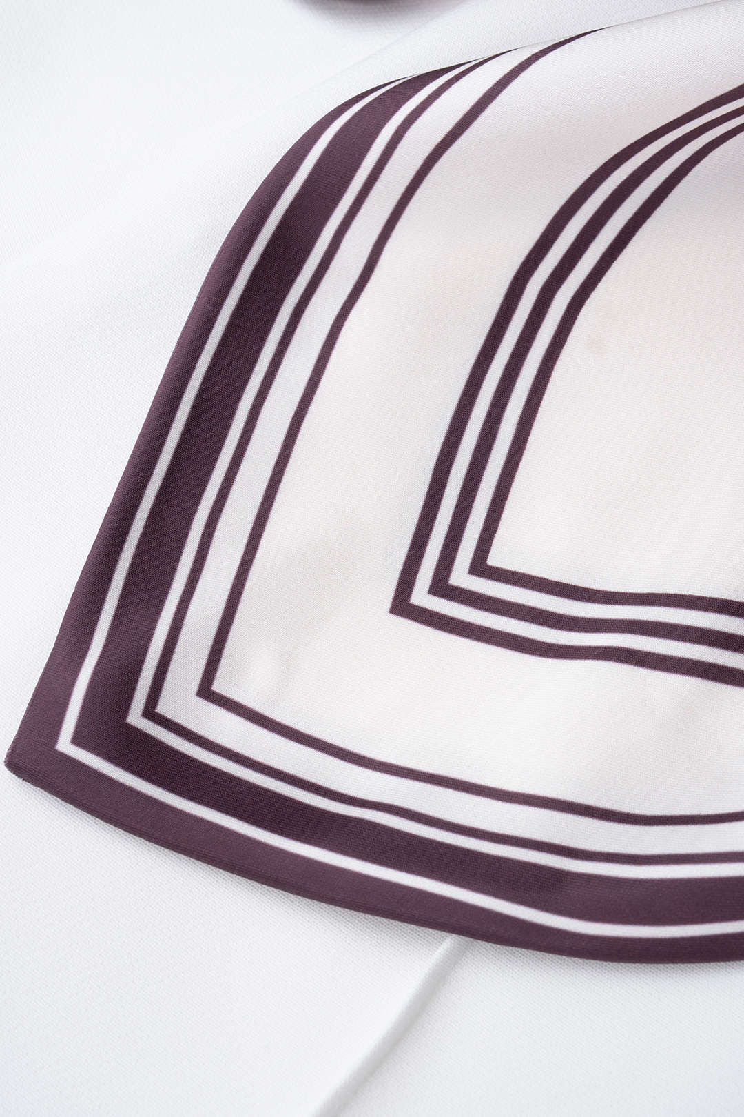 Geometrische short met strik en wijde pijpen