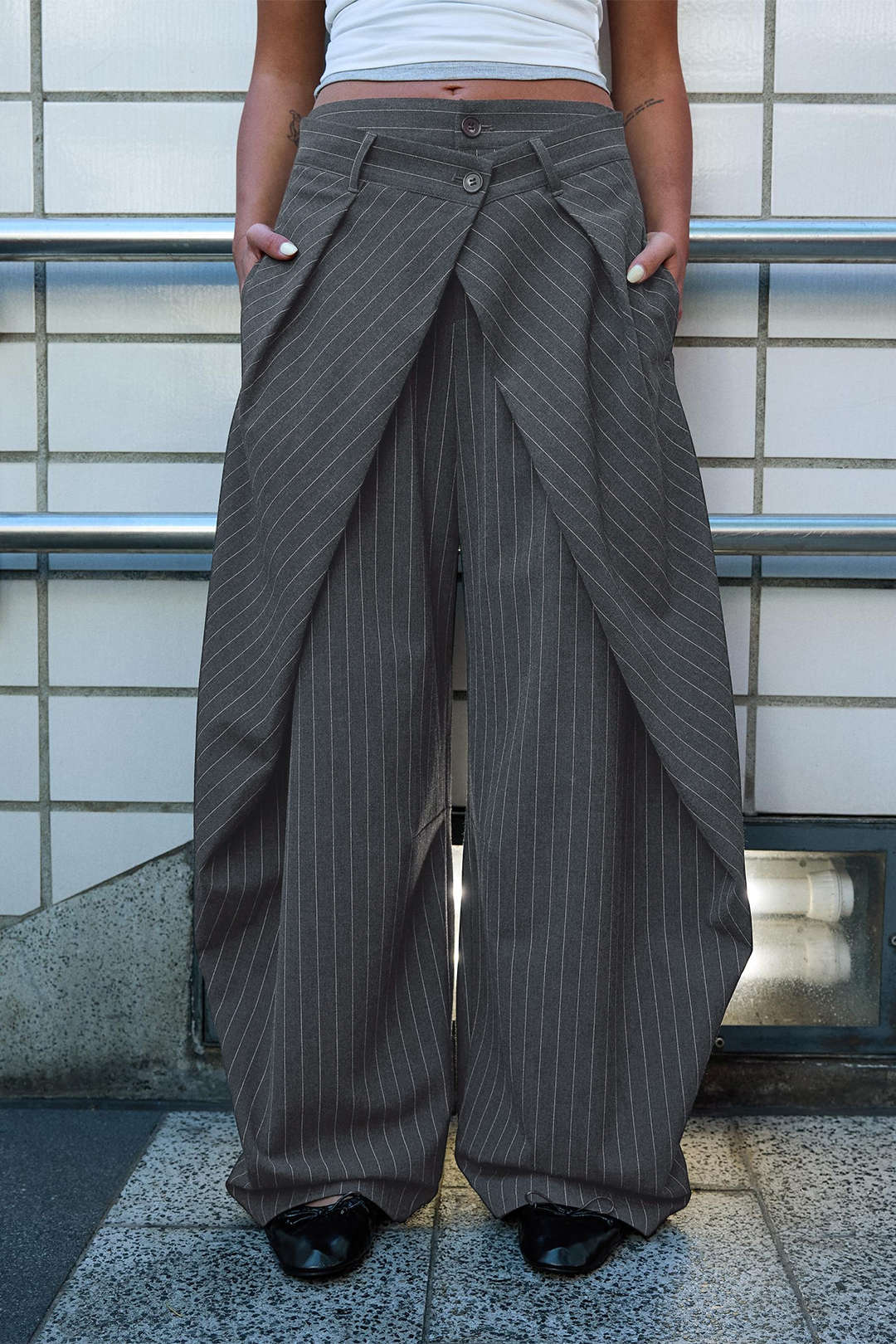 Gestreepte broek met knoopjes, zakken en ruches