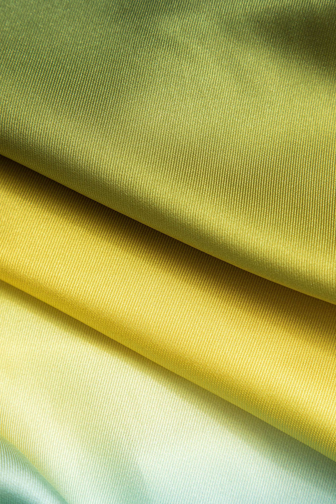 Satijnen blouse met watervalhals en korte mouwen