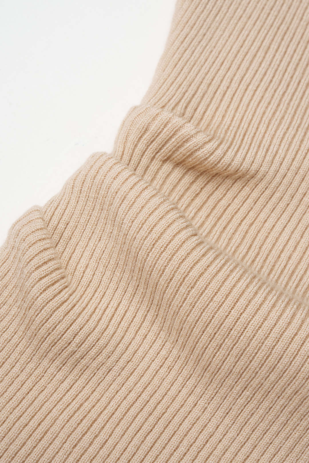 Zoë - Gebreide asymmetrische top met lange mouwen