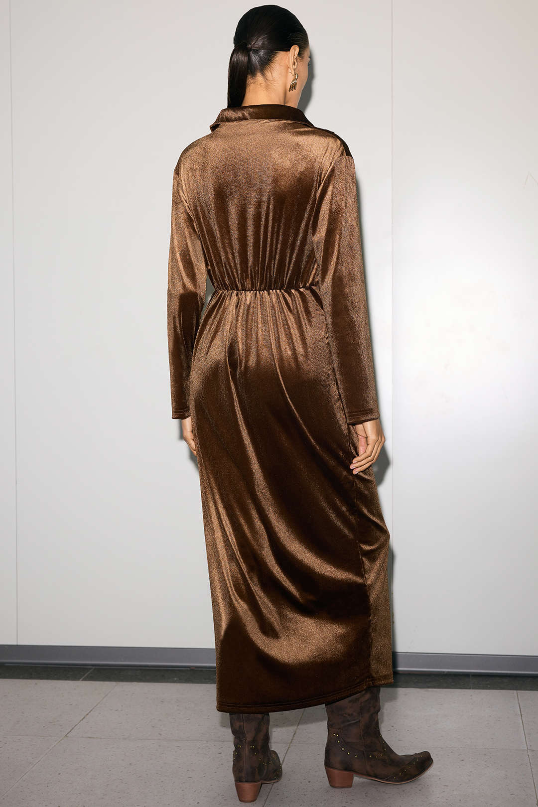Fluwelen midijurk met ruches, revers en knoopjes