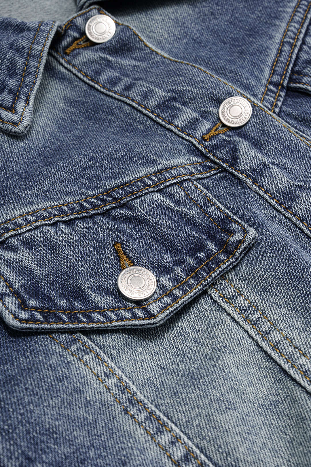 Jeans met revers, knoopjes en lange mouwen