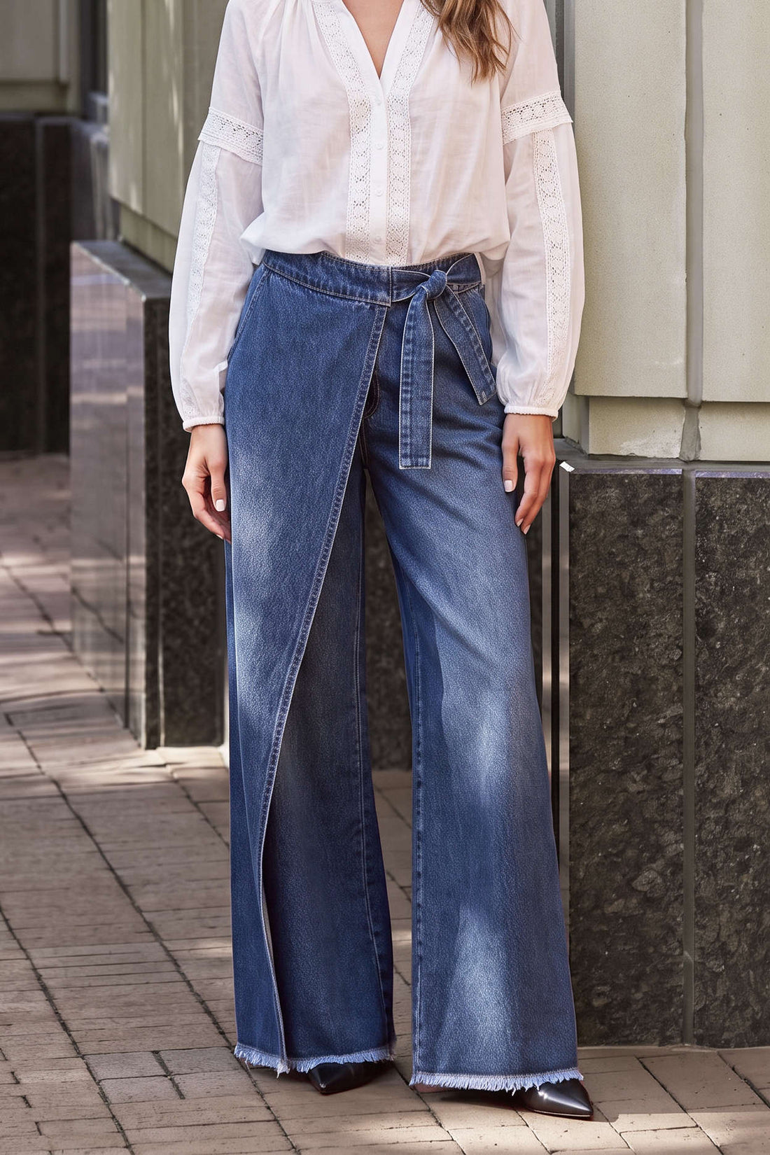 Asymmetrische jeans met strik en wijde pijpen
