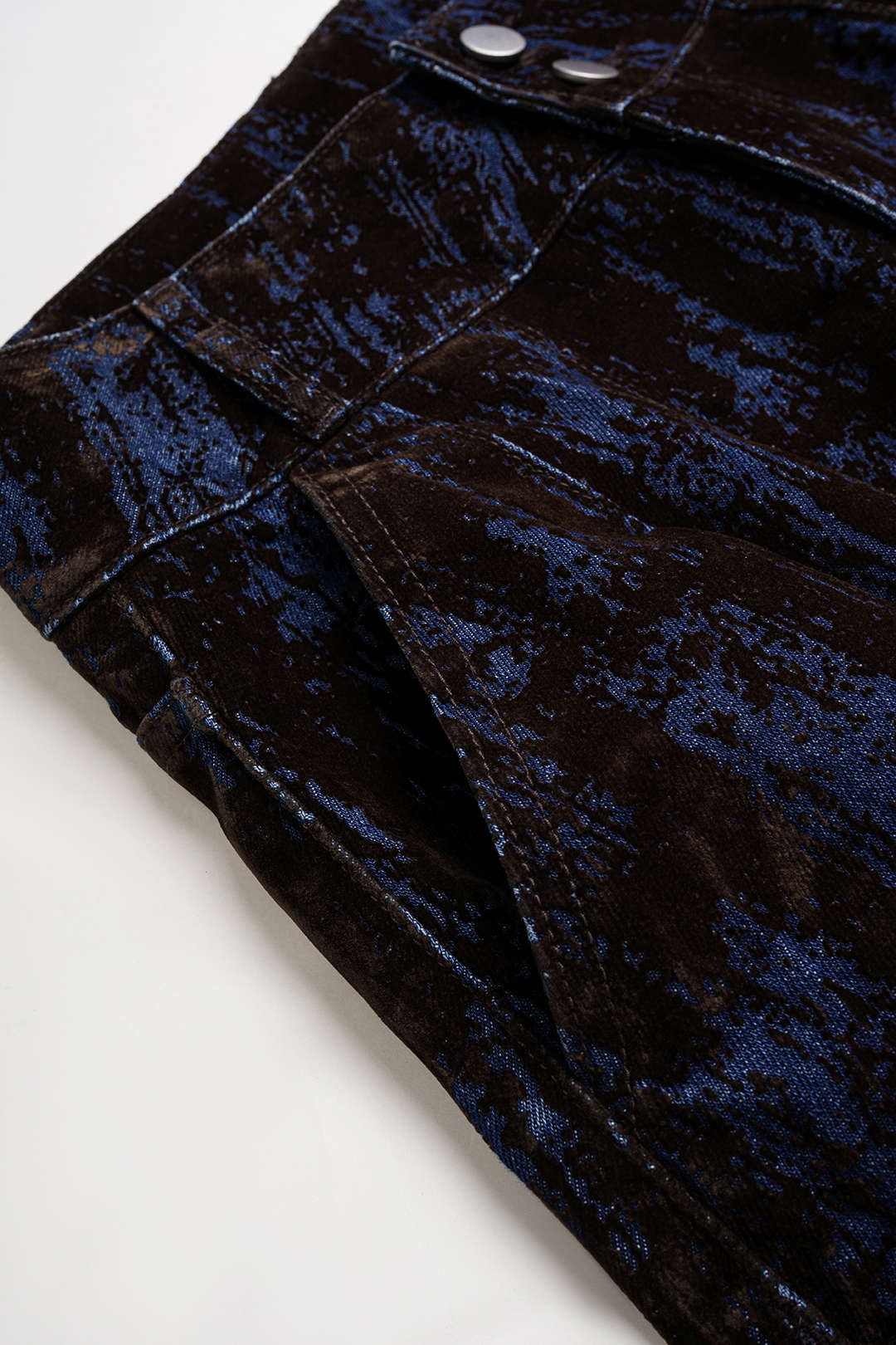 Abstracte print jeans met knoopjes en ballonmodel