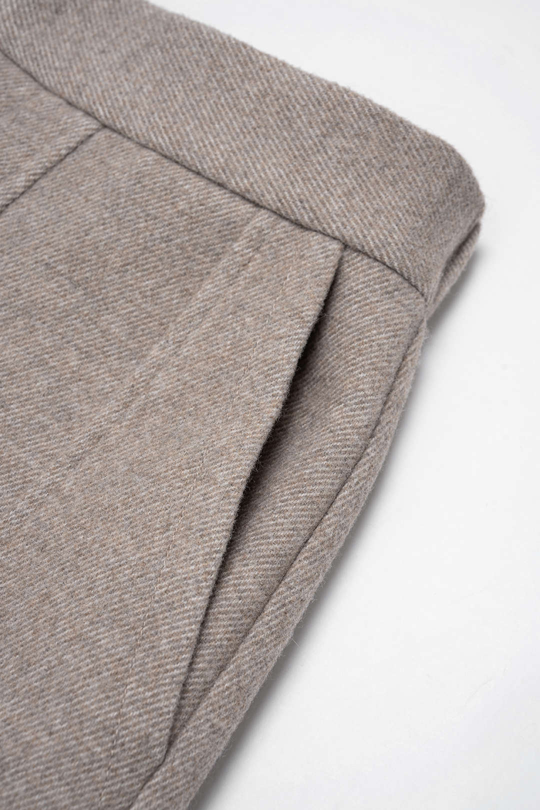 Effen broek met zakken en wijde pijpen