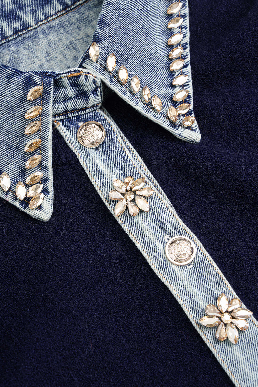 Gebreid patchwork vest met strass en knoopjes