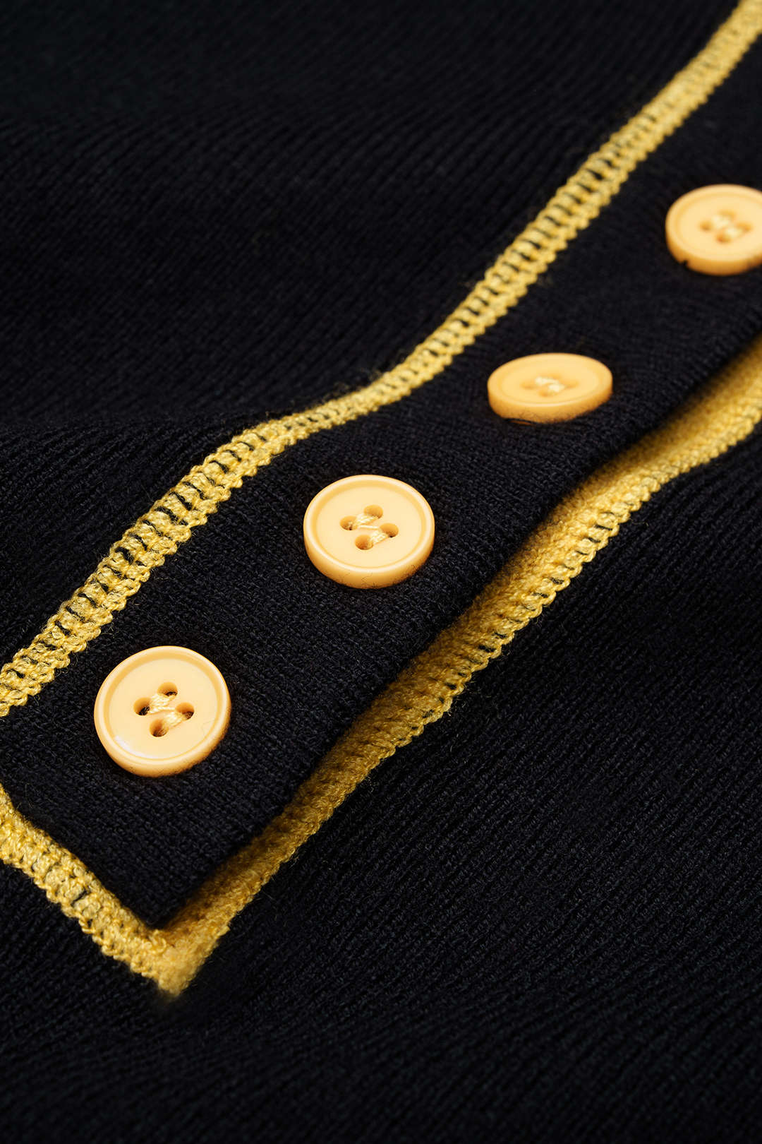 Thea - Gebreide top met knoopjes en lange mouwen