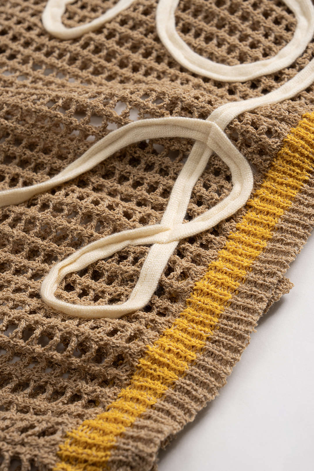 Gebreide top met borduursel en korte mouwen