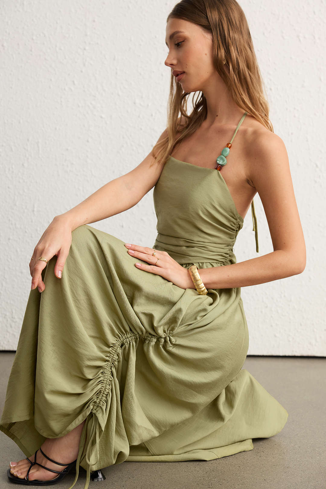 Linnen mouwloze jumpsuit met kralen, halternek en ruches