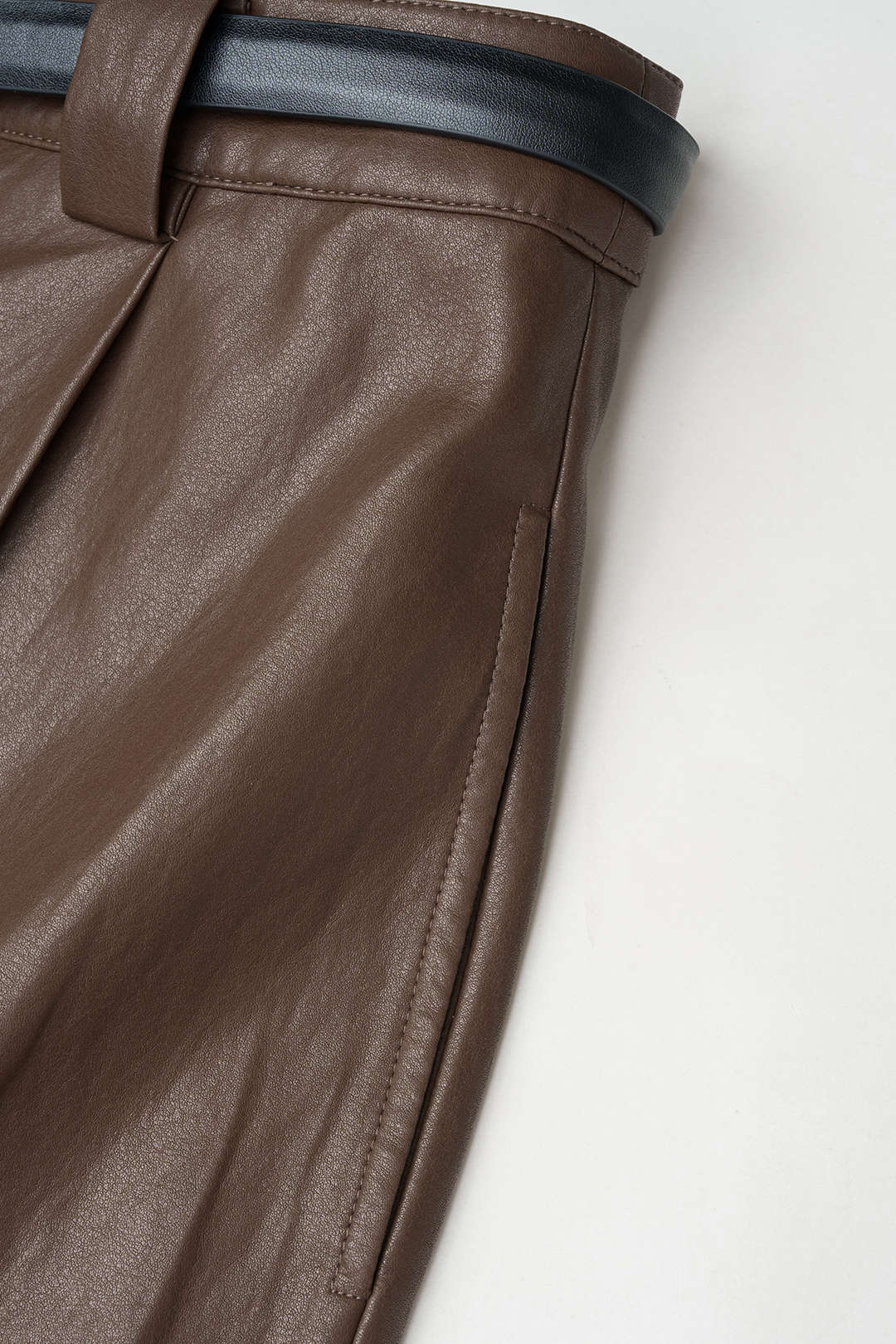 Ayla - Leren-look short met riem