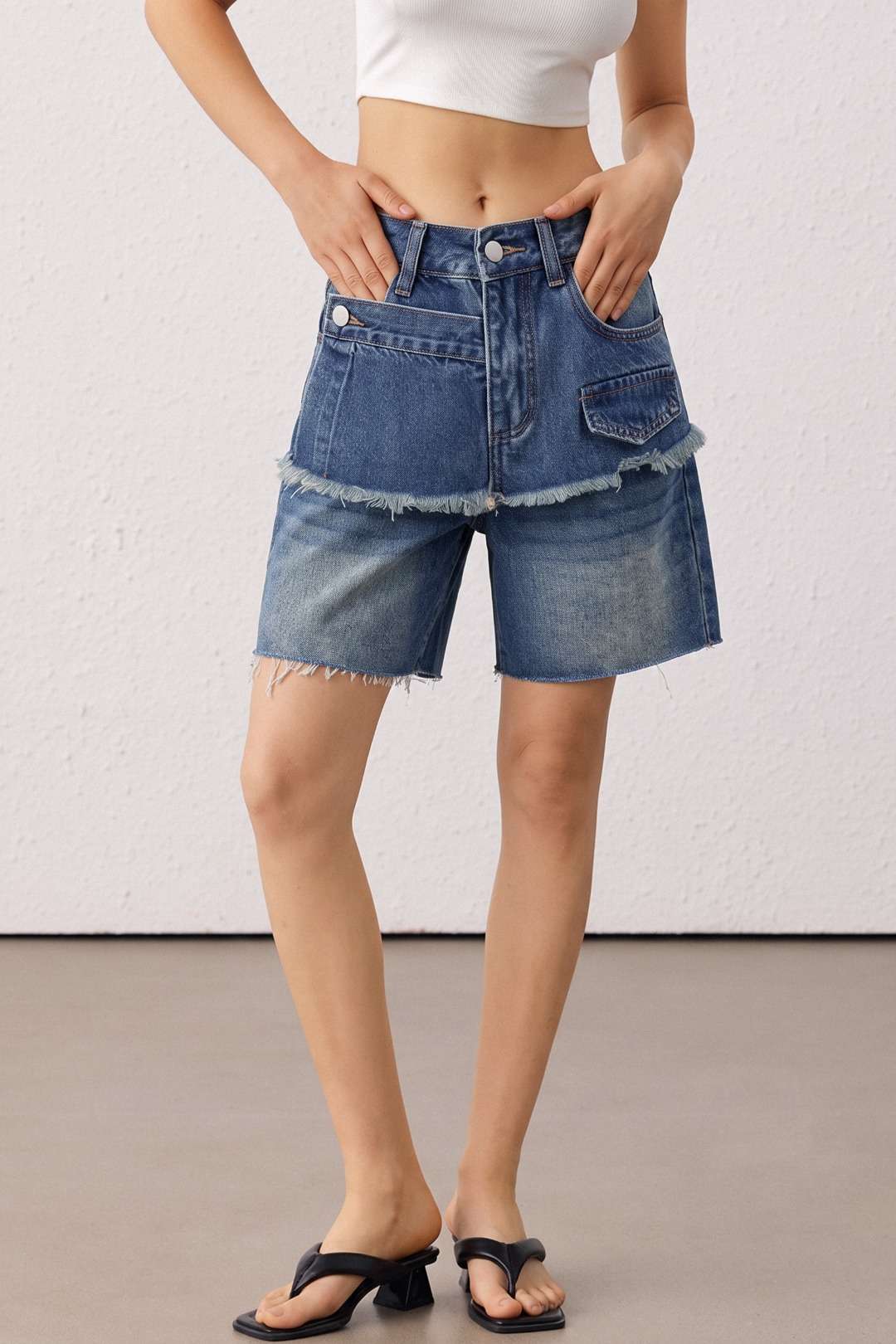 Denim asymmetrische short met rafelrand en wijde pijpen