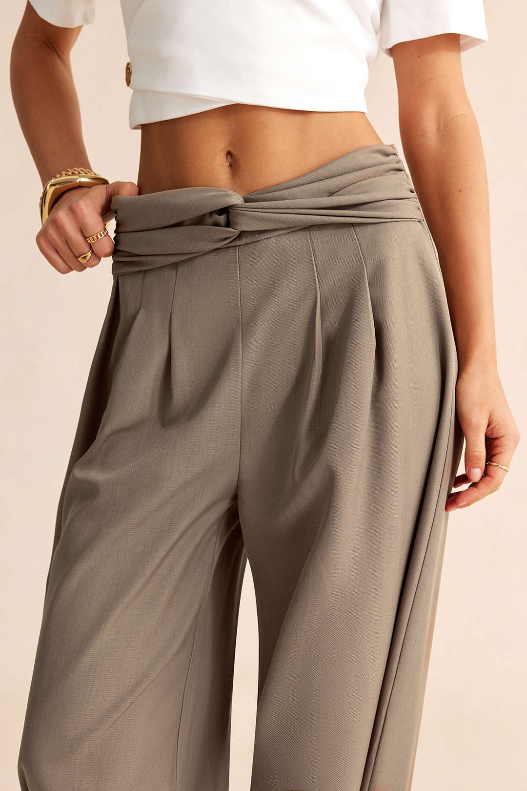 Broek met ruches, gedraaid detail en knoopdetail