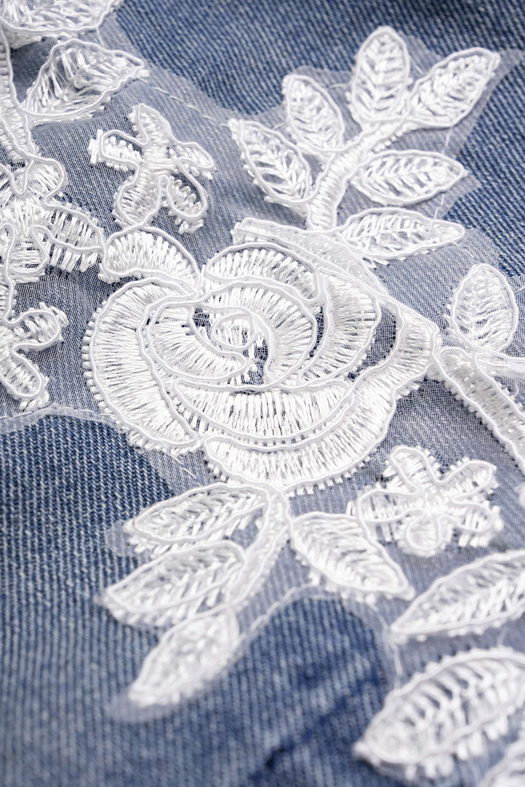 Denim short met kanten rand en borduursel
