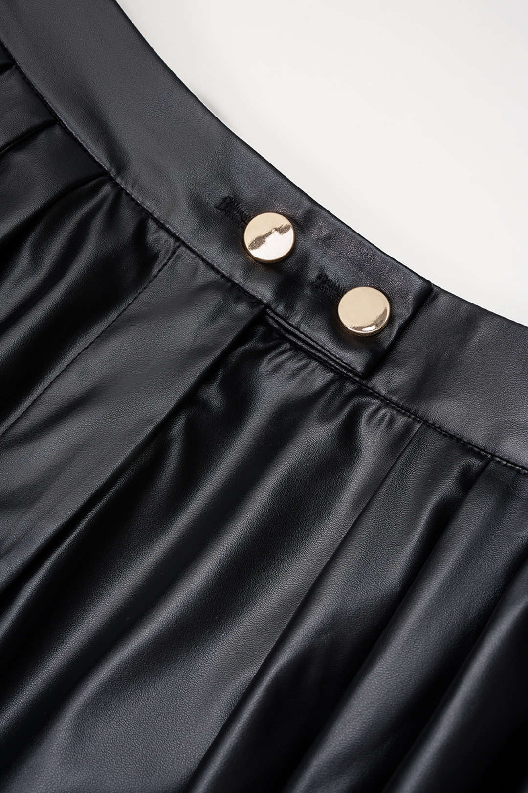 Leren-look broek met knoopjes, ruches en strik