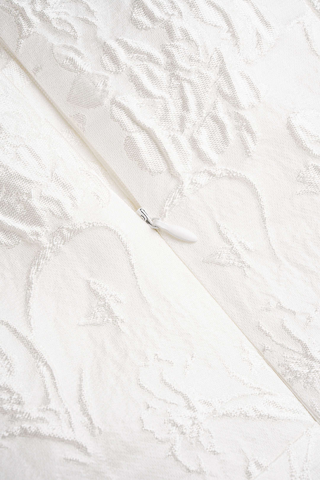 Jacquard metallic maxijurk met V-hals, knoopjes en ruches