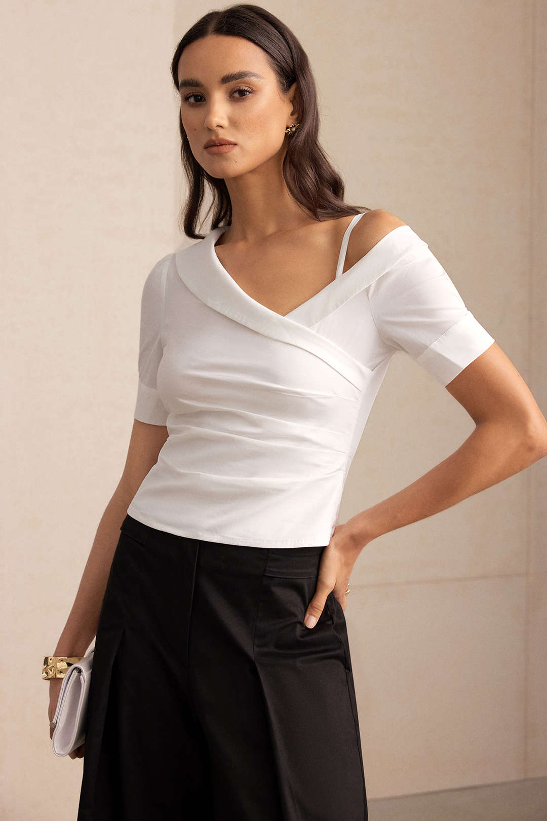Asymmetrische blouse met uitsnijding, ruches en korte mouwen