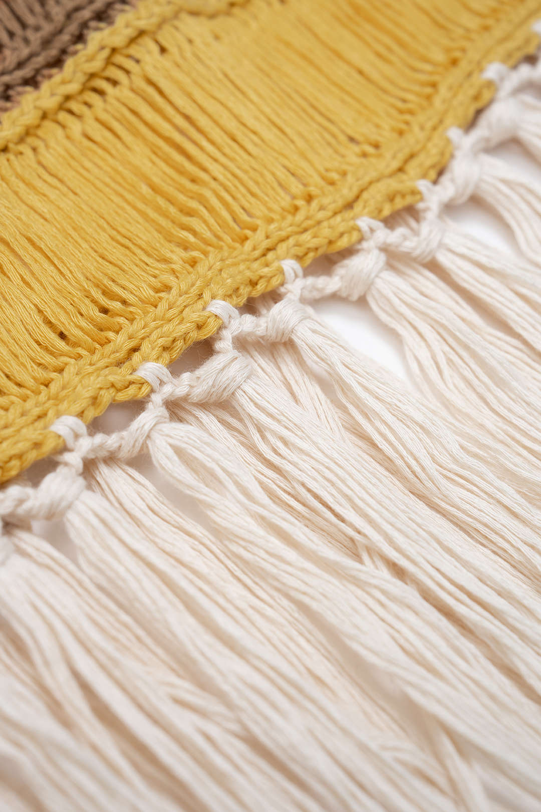 Nina - Gebreide mouwloze midijurk met ronde hals en franjes
