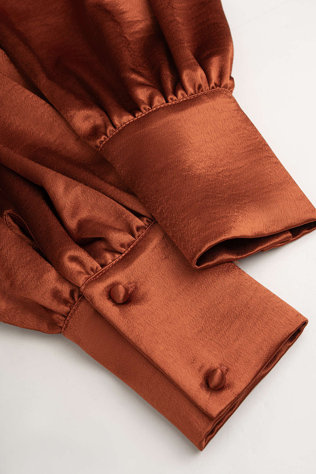 Satijnen blouse met strik, franjes en lange mouwen