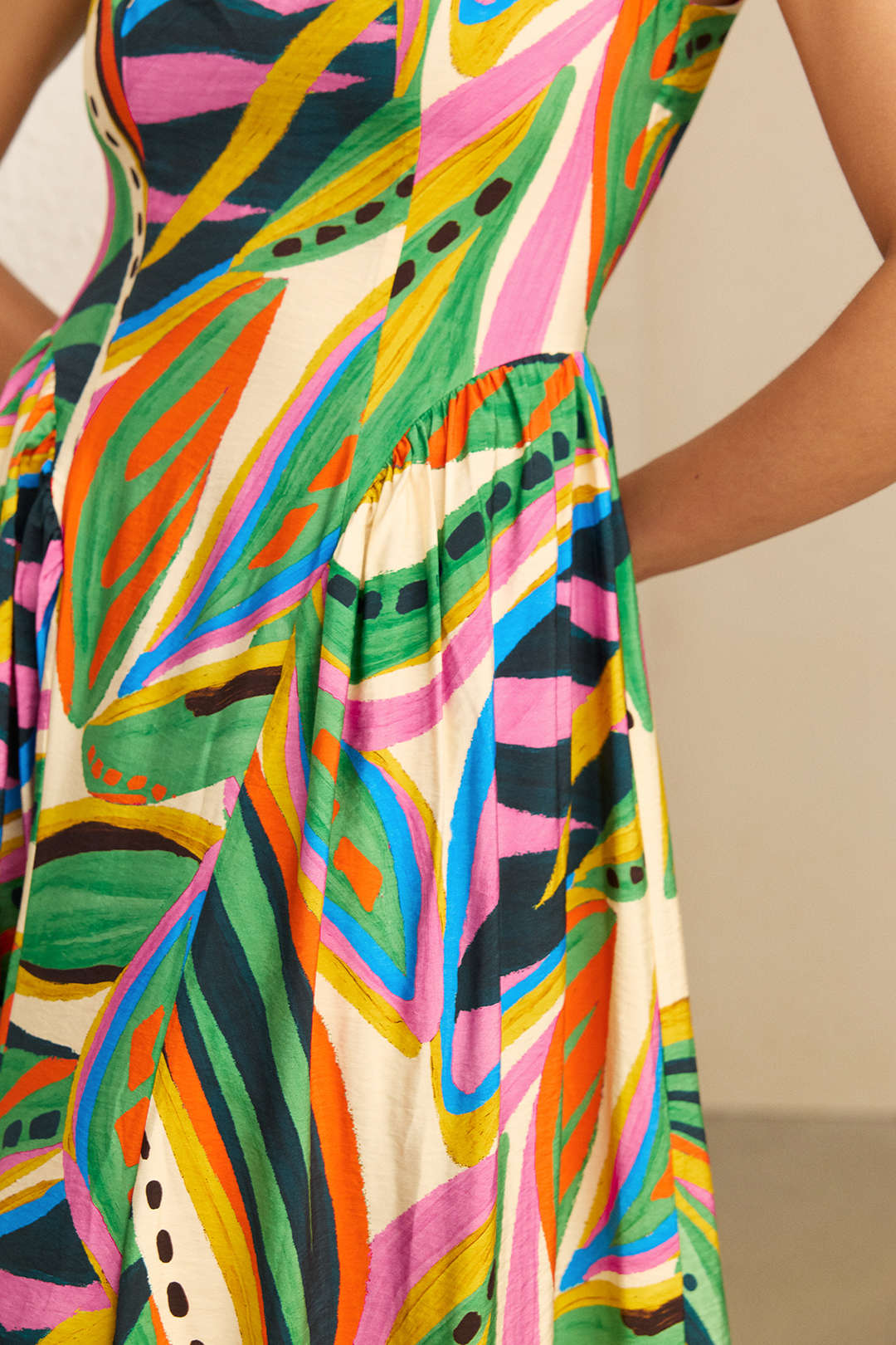 Abstracte print mouwloze maxijurk met ruches