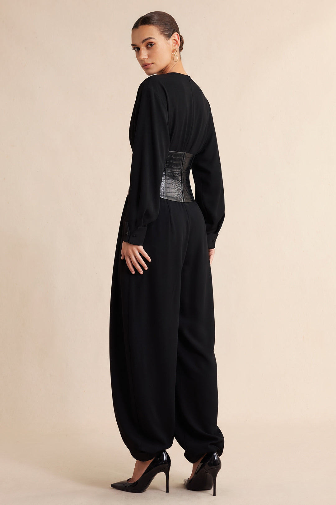 Jumpsuit met V-hals, imitatieleer en ballonpijpen