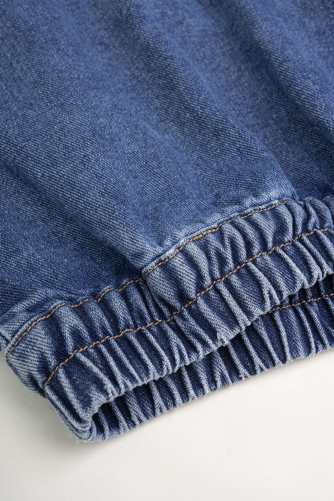 Denim jasje met metalen knopen en striksluiting