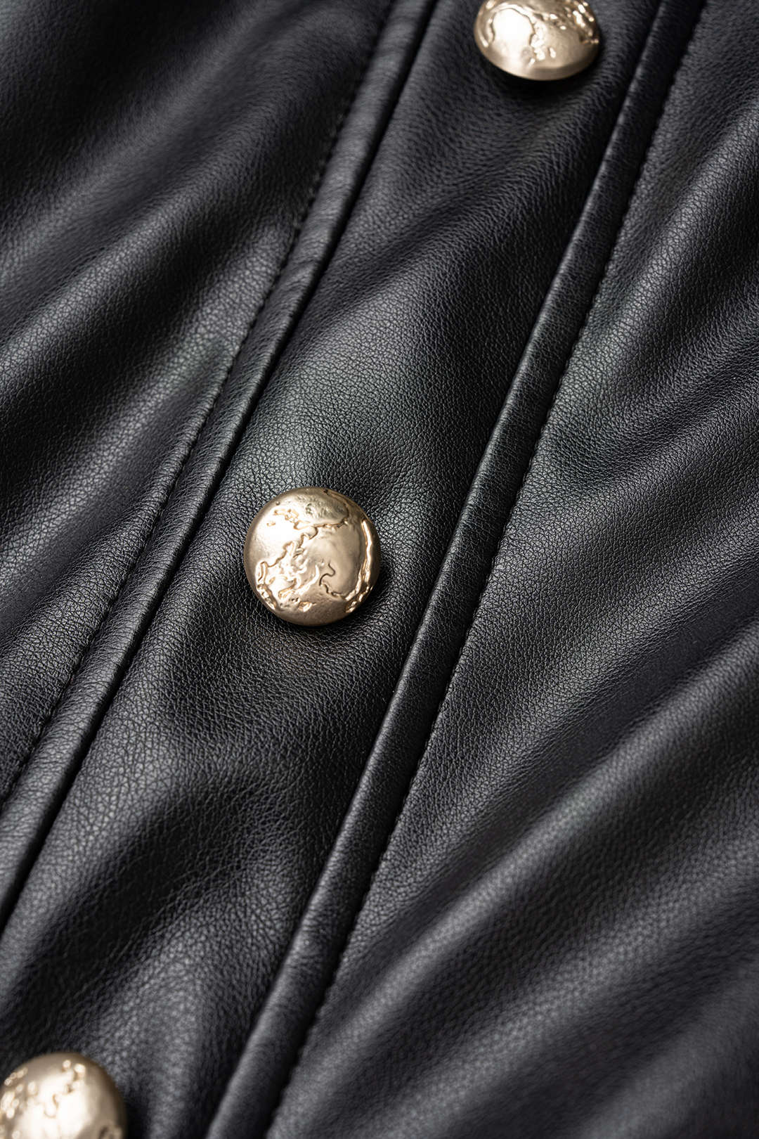 Leren-look metallic minijurk met knoopjes