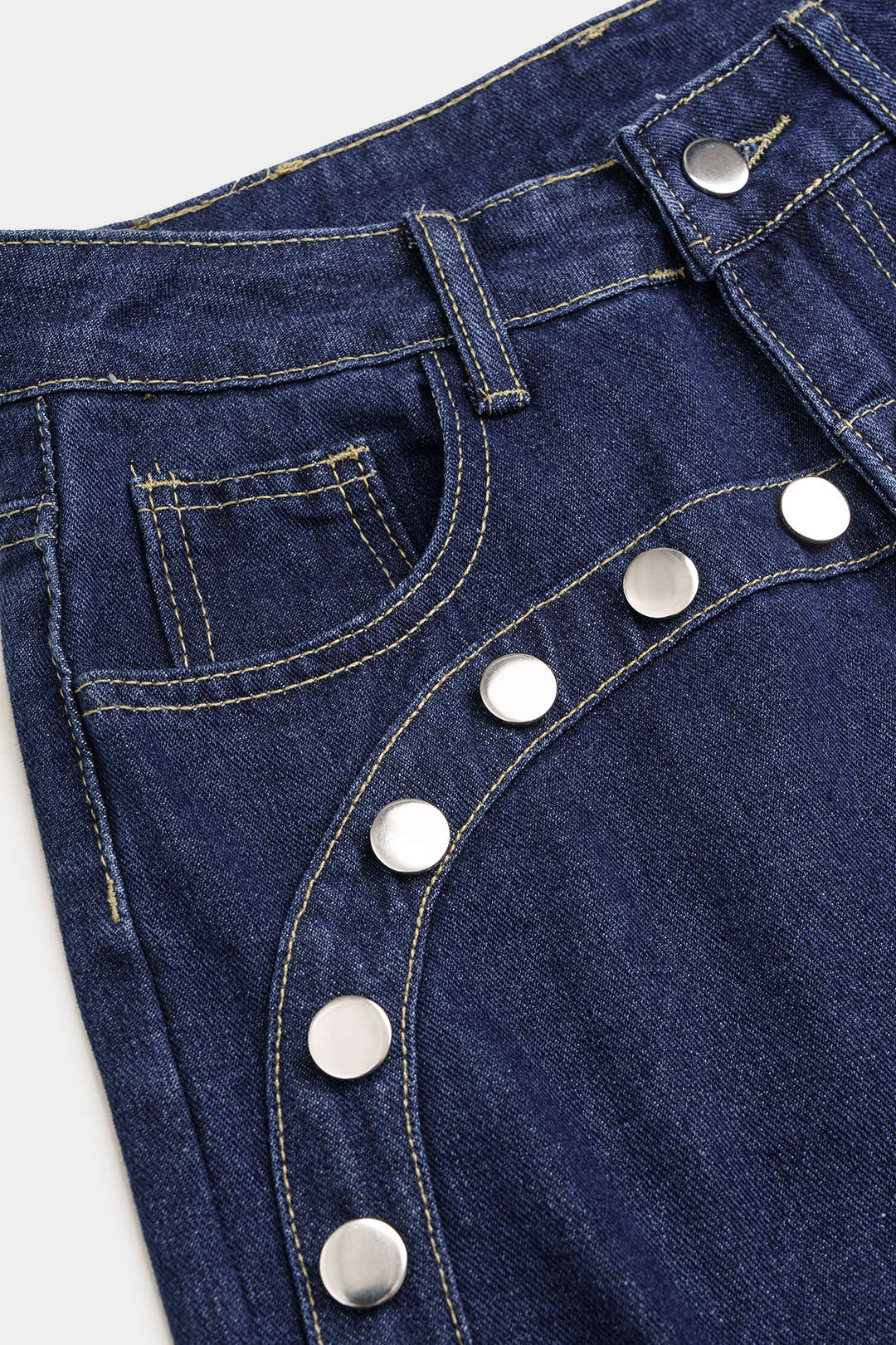 Metallic jeans met studs, hoge taille en wijde pijpen