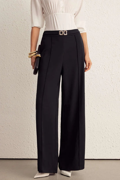 Solid trousers with a belt and wide legs